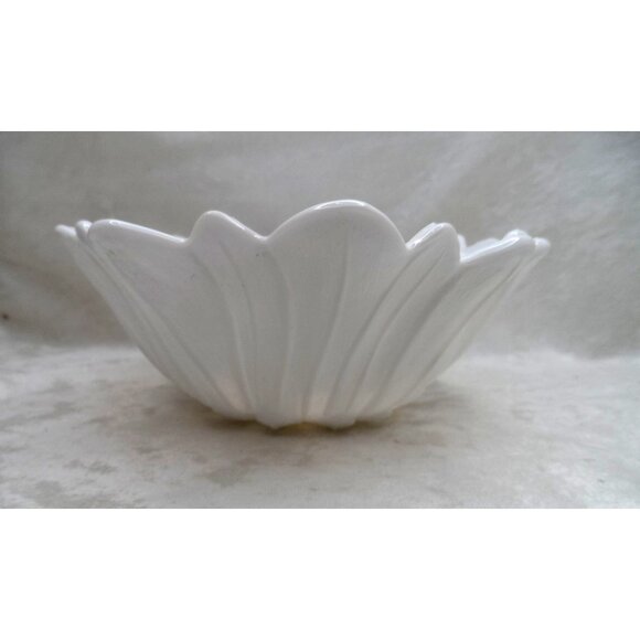 Lily Pons Indiana Milk Glass Candy Dish Bowl Flower White 7" Sunflower Design - Picture 2 of 7